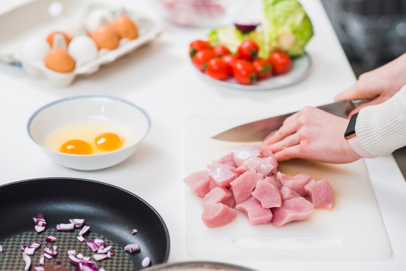 Use tongs to remove chicken thighs from the liquid