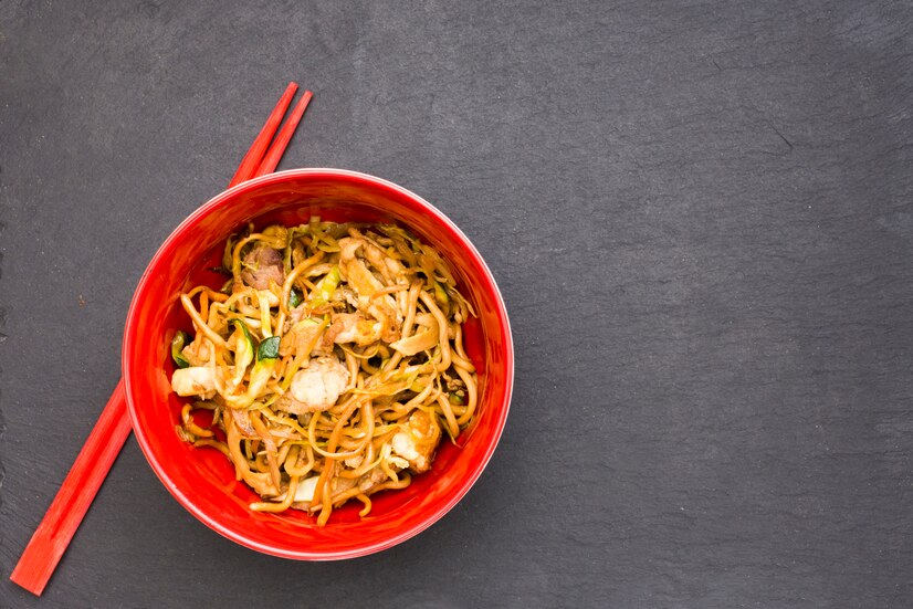 A bowl of udon noodles and stir-fry tofu with green beans